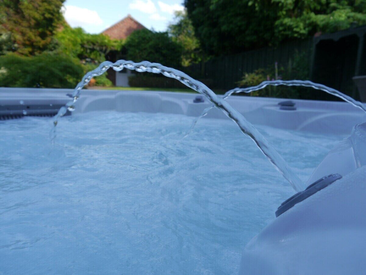 Ein Whirlpool mit aufsteigenden Wasserstrahlen.