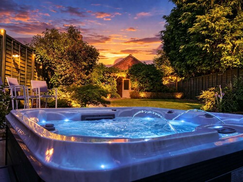 Lilac Cottage - Sleeps up to 6 - Aston Cantlow, Henley in Arden - HOT TUB