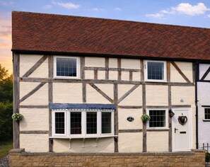 Exterior - Lilac Cottage - Sleeps up to 6 - Aston Cantlow, Henley in Arden - HOT TUB (Henley in Arden)