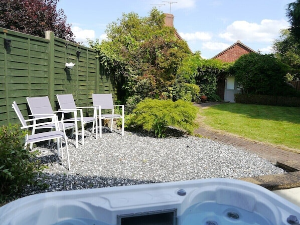 Outdoor spa tub - Lilac Cottage - Sleeps up to 6 - Aston Cantlow, Henley in Arden - HOT TUB (Henley in Arden)