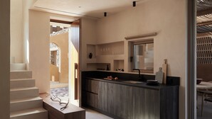 The "Artist Nest" Exclusive Villa | 2 Ensuite Bedrooms & Private Heated Pool | 전용 주방 | 에스프레소 메이커, 커피/티 메이커, 전기 주전자