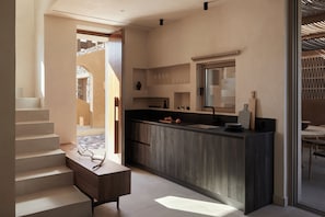 The "Artist Nest" Exclusive Villa | 2 Ensuite Bedrooms & Private Heated Pool | Cocina privada | Máquina de café espresso, cafetera o tetera y hervidor eléctrico