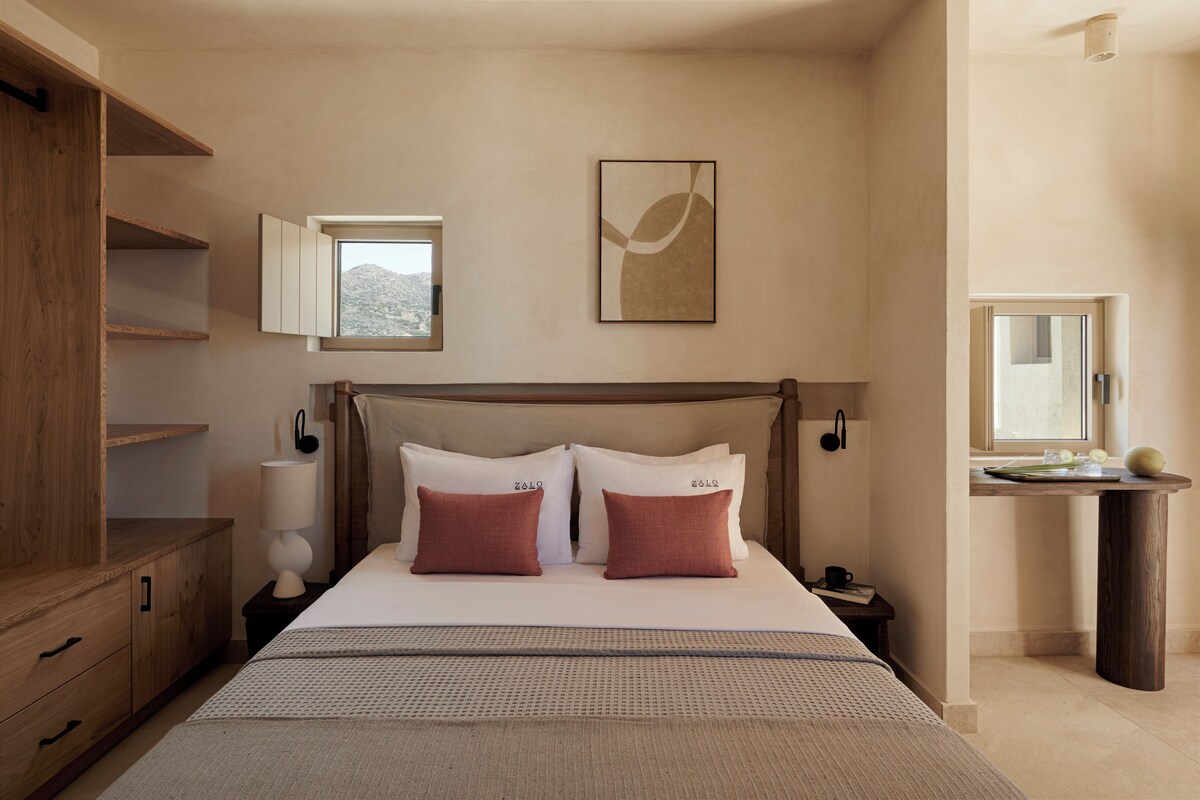 Stylish Premium Suite with Jacuzzi & Access to Shared Heated Pool (Upper Floor)