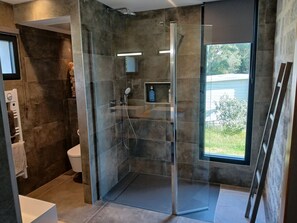 Douche, sĂšche-cheveux, serviettes fournies, papier toilette
