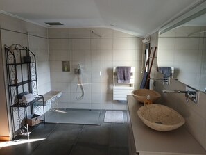 Dusche, Haartrockner, Handtücher, Toilettenpapier