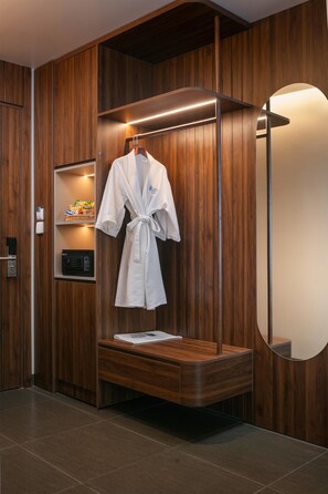 Ropa de cama de alta calidad, camas con pillow-top y minibar 