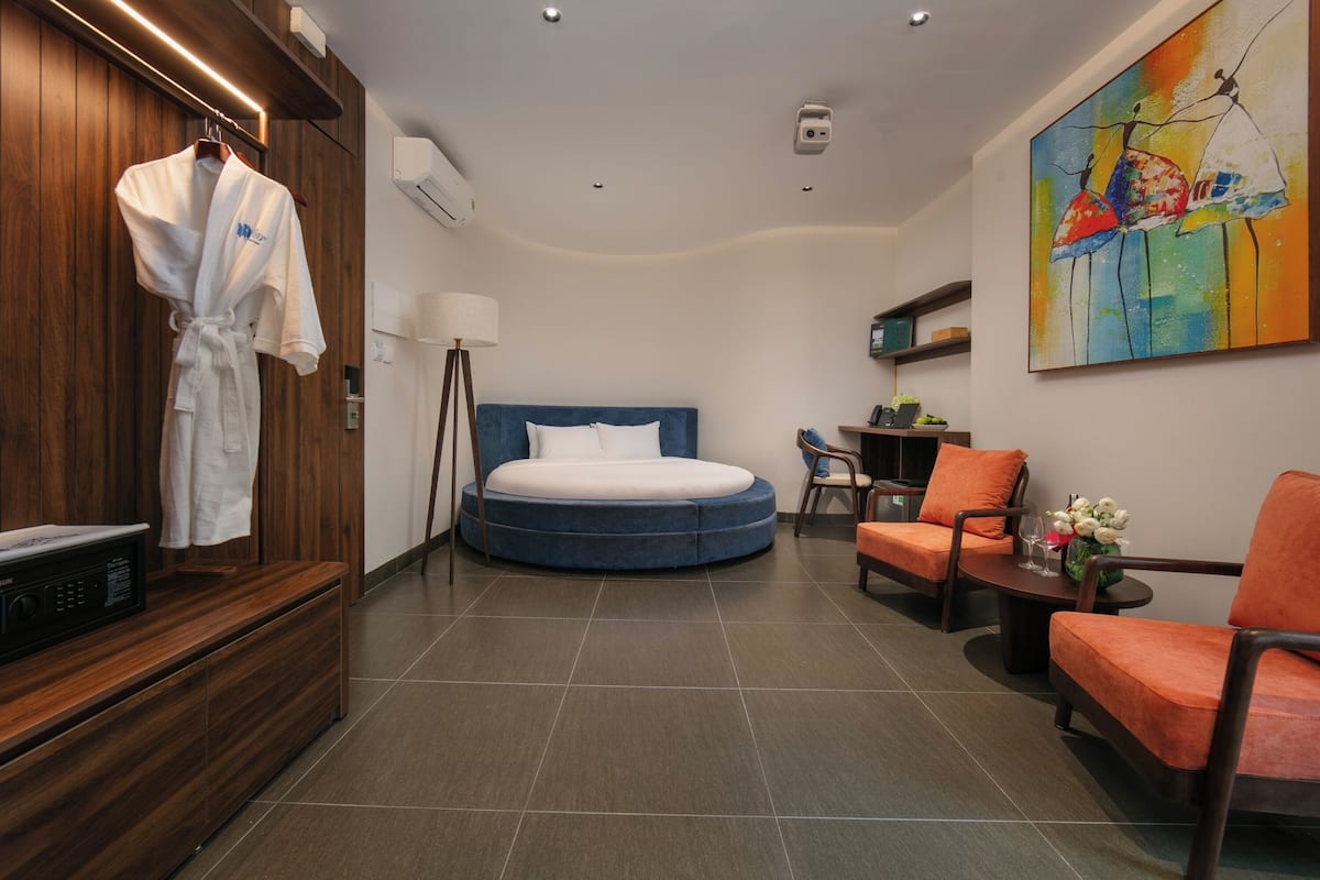 Junior Double With Balcony | 1 phòng ngủ, bộ đồ giường cao cấp, nệm có lớp đệm bông, minibar