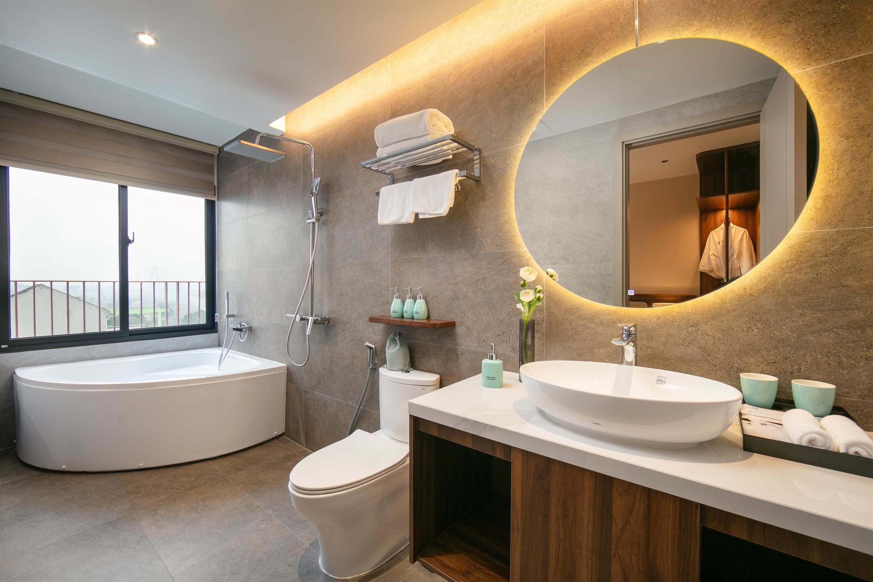 Deluxe Double Room with Bathtub | Bathroom | Eco-friendly toiletries, hair dryer, bathrobes, slippers