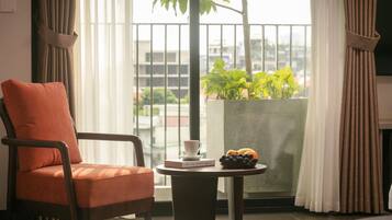 Premium-Zimmer, Badewanne, Stadtblick | Hochwertige Bettwaren, Pillowtop-Betten, Minibar, Zimmersafe