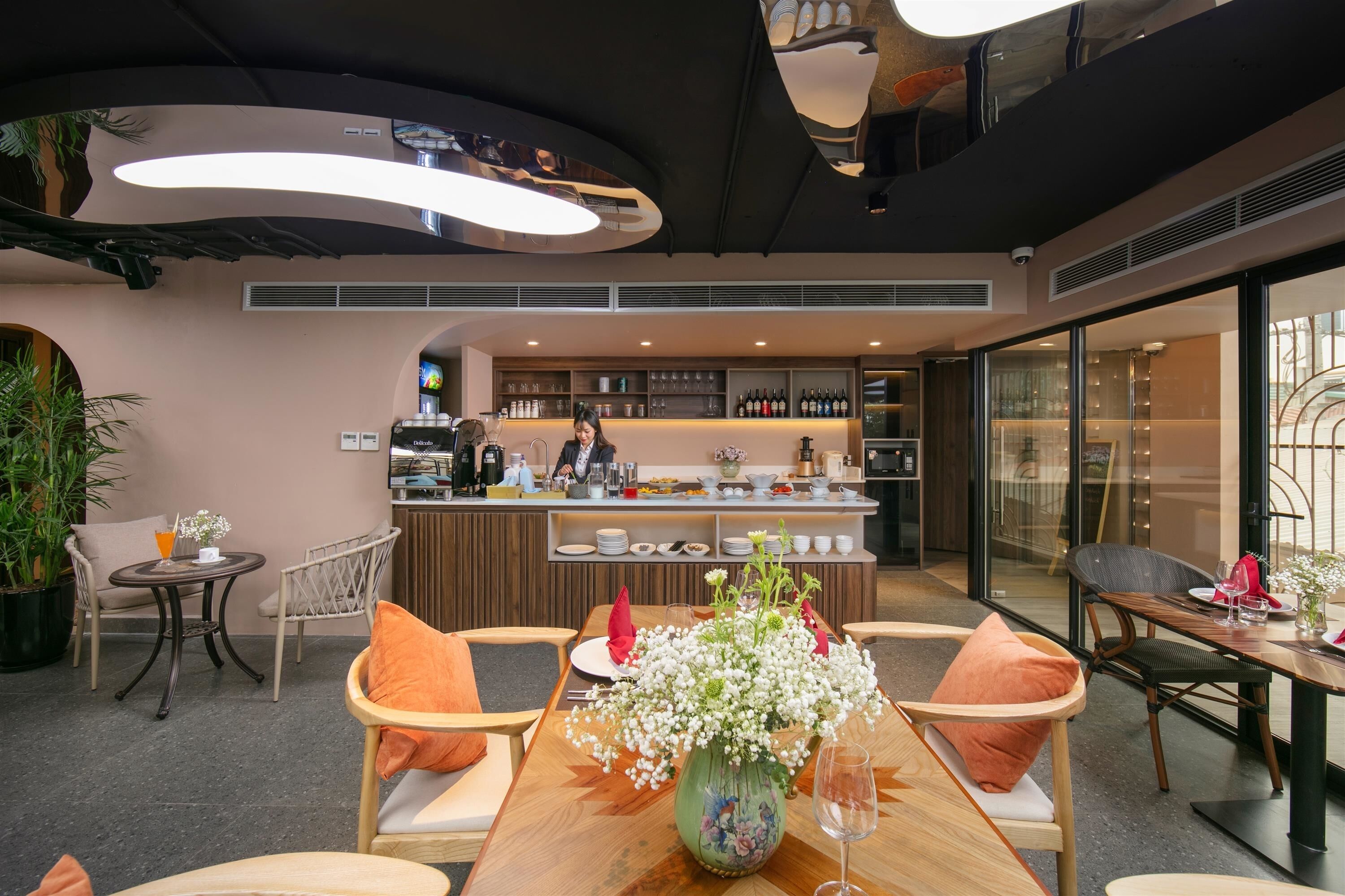 Sarapan ala kontinental setiap hari (VND 250000 per orang)