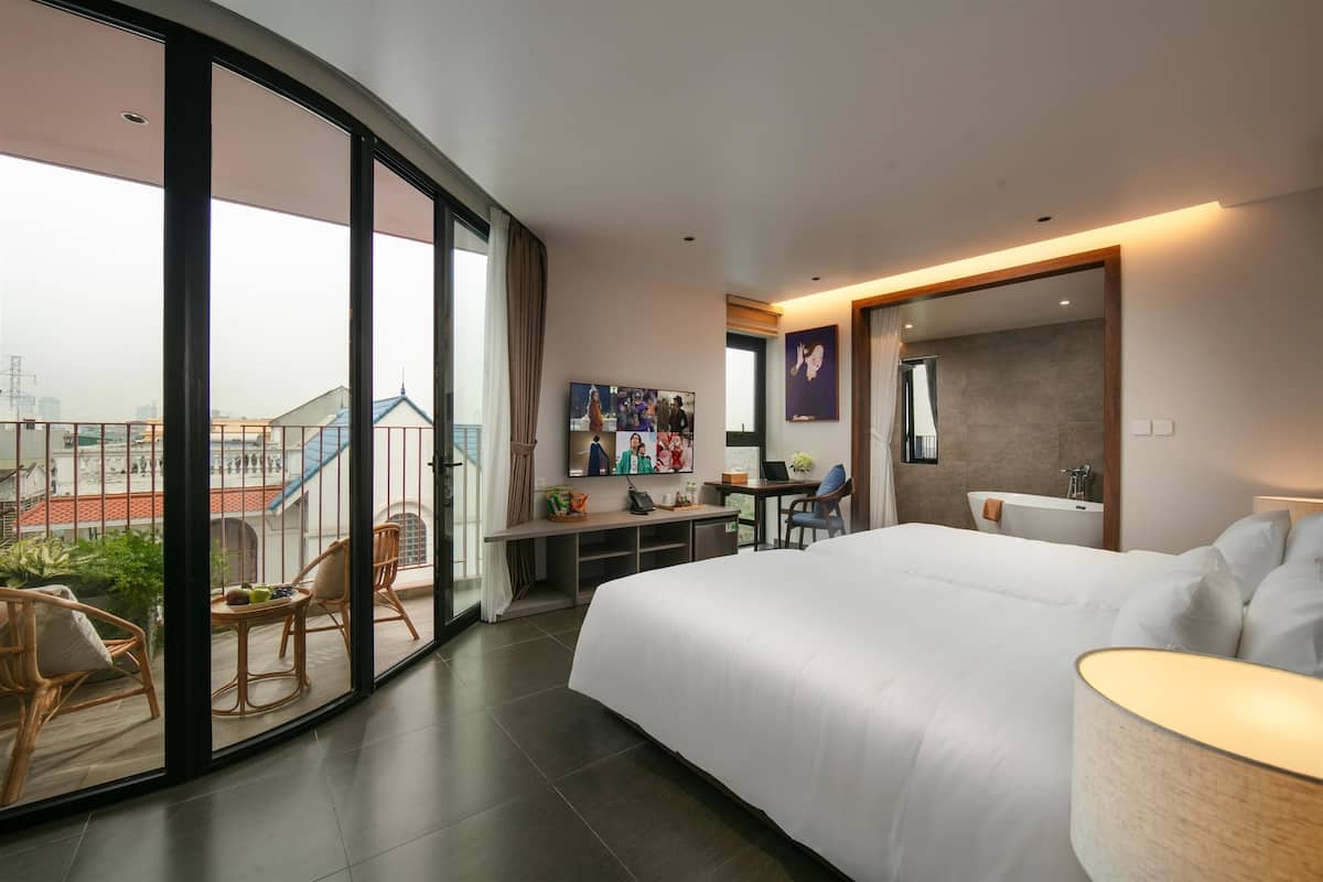 Premium Double/ Twin With City view, Balcony
