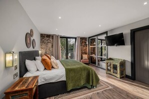 Bureau, fer et planche à repasser, lit de bébé portatif