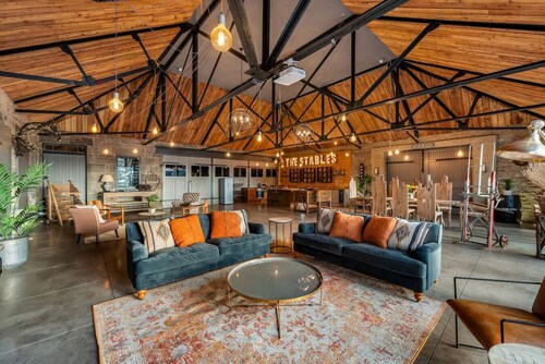 The Stables - unique conversion with hot tub!