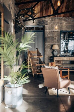 Interior - The Stables - unique conversion with hot tub! (Dundee City Council)