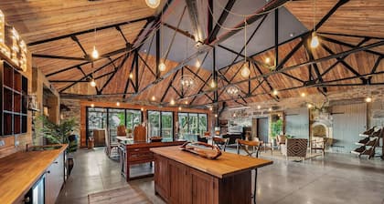 The Stables - unique conversion with hot tub!