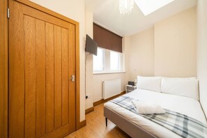 2 bedrooms, iron/ironing board, travel cot, free WiFi