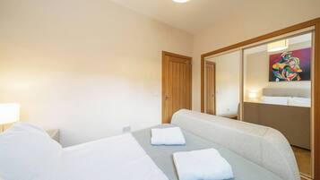 2 habitaciones, tabla de planchar con plancha y cuna de viaje