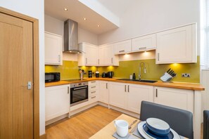 冷蔵庫、電子レンジ、オーブン、コンロ