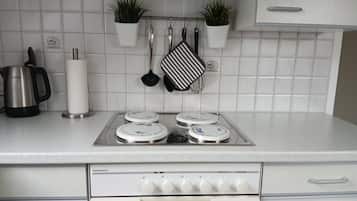 Køleskab, mikrobølgeovn, ovn, kogeplade