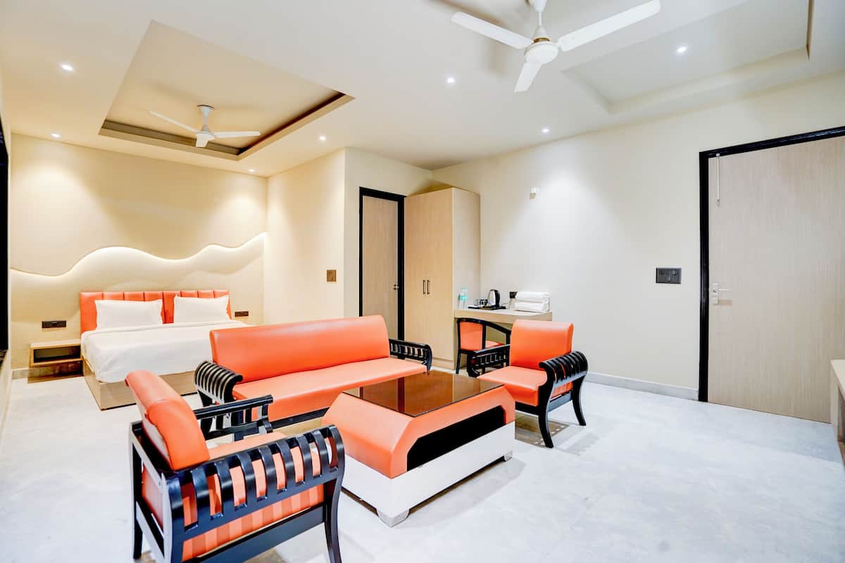 Luxury Room | Desk, laptop workspace, soundproofing, free WiFi