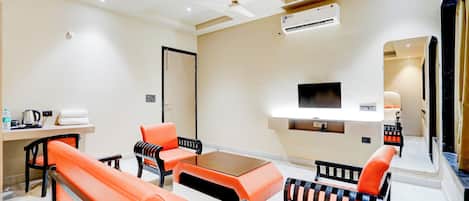 Habitación de lujo | Escritorio, espacio para trabajar con laptop y insonorización