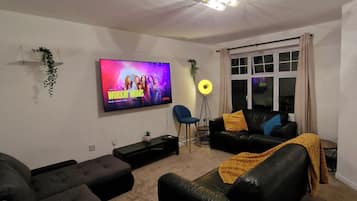 Apartment | Wohnbereich | Fernseher