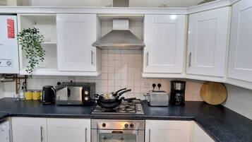 Apartment | Eigene Küche | Kühlschrank, Mikrowelle, Ofen, Herdplatte