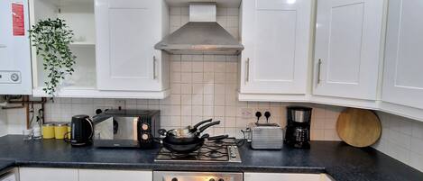 Apartemen | Dapur pribadi | Lemari es, microwave, oven, dan kompor