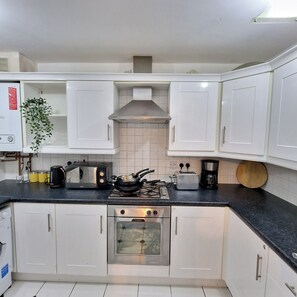 Apartment | Private kitchen | Fridge, microwave, oven, stovetop - Stylish Pet Friendly 3 Bedroom House in Manchester (Manchester)