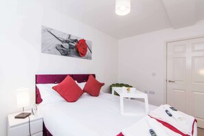 2 bedrooms, iron/ironing board, free WiFi, bed sheets - Coventry 2-bedroom Apartment-pet Friendly (Coventry)