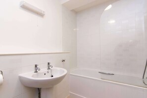 Apartment | Badezimmer | Duschwanne, Komfortbadewanne, Haartrockner, Handtücher