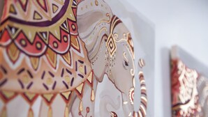 A close-up of a decorative wall with intricate patterns and designs. - Tranquil Derby 2 Bedroom Apartment Retreat (Derby)