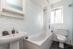 Apartamento | Banheiro | Chuveiro, secador de cabelo, toalhas de banho 