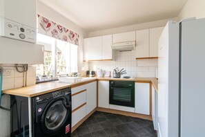 Apartment | Private kitchen - Willson Styles 2 Bedroom w/ Garden in Derby (Derby)