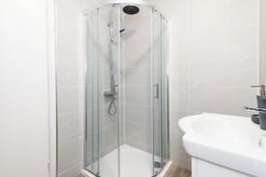 Apartment | Bathroom | Shower, hair dryer, towels