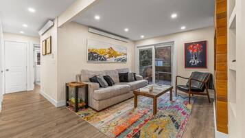 Smart TV, chimenea y estéreo