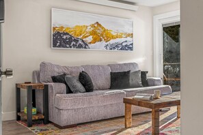 Smart TV, fireplace, stereo