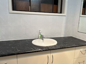Een haardroger, een bidet, handdoeken, zeep