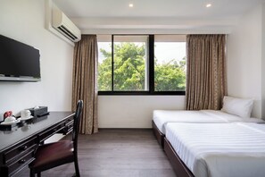 Minibar, in-room safe, individually decorated, individually furnished - The Quay Hotel Little India (Singapore)