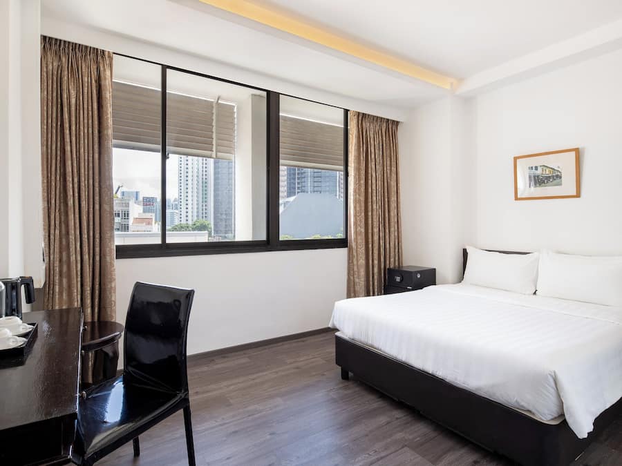 Bar mini, peti besi dalam bilik, dihias secara berasingan