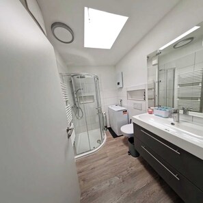 Dusche, Haartrockner, Handtücher, Toilettenpapier