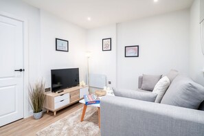 TV - City Escape: 1 Bed Apt in Leeds CC (Leeds)