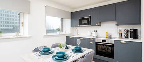 Frigorífico, microondas, horno y lavavajillas