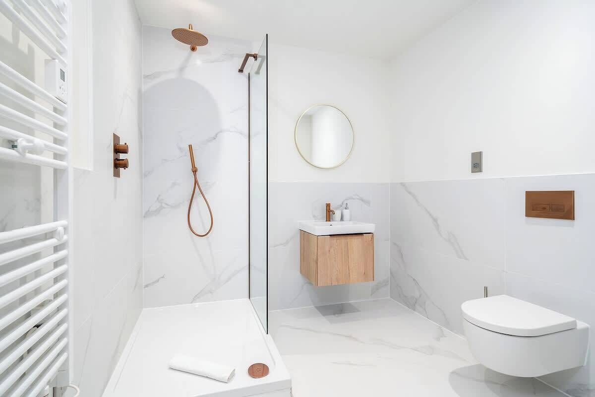 Een douche, een haardroger, handdoeken, zeep