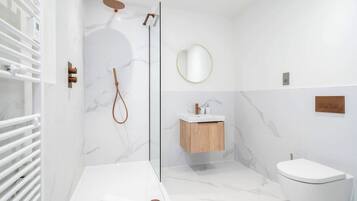 Een douche, een haardroger, handdoeken, zeep
