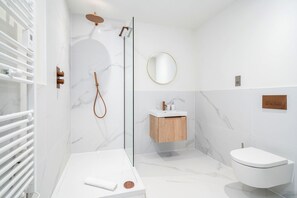 Douche, sèche-cheveux, serviettes fournies, savon