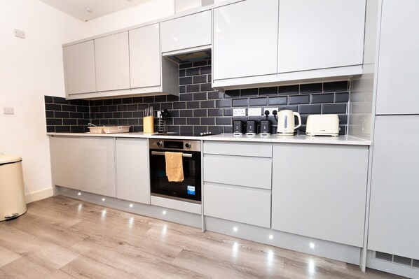 Réfrigérateur, four à micro-ondes, un four, surface de cuisson