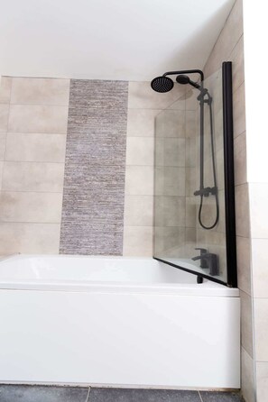 Douche, séchoir à cheveux, shampooing