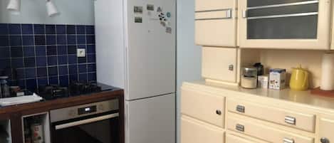 Fridge, oven, stovetop, coffee/tea maker
