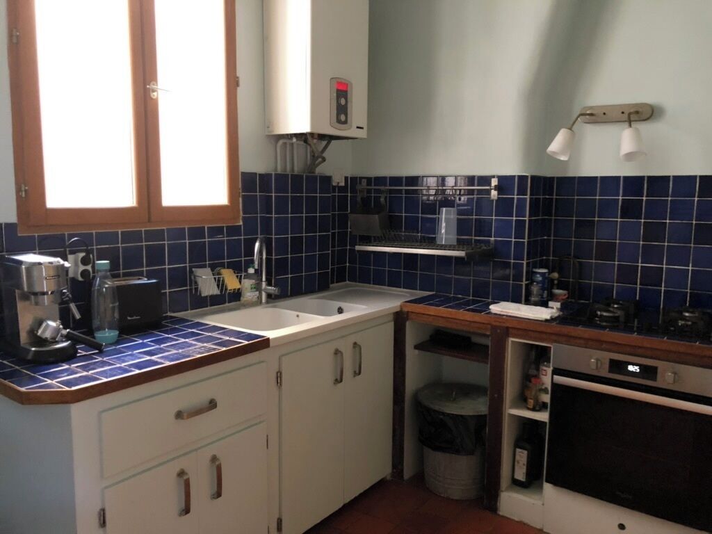 Fridge, oven, stovetop, coffee/tea maker